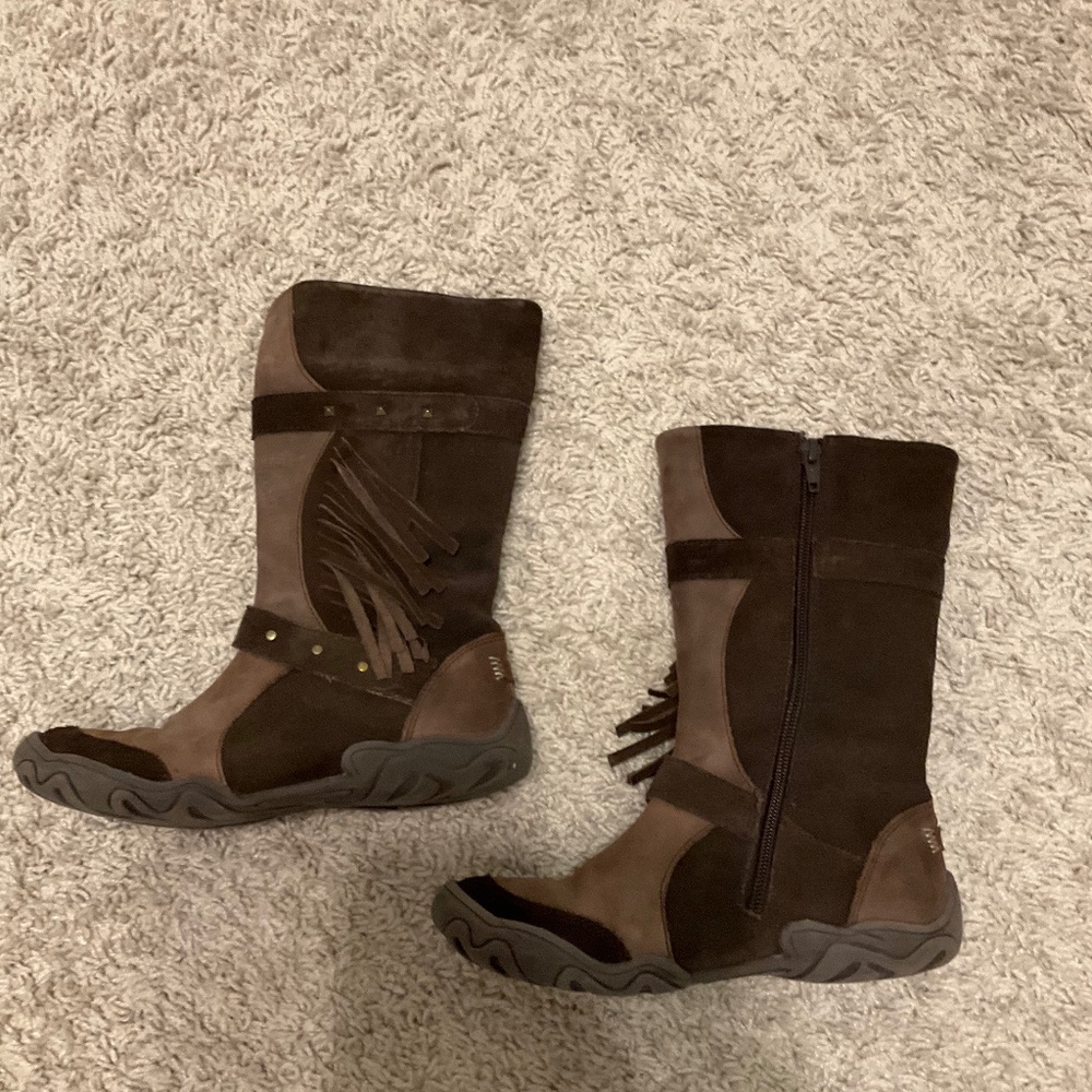 UMI Flat Boots. Color: Brown. Size: 33 EU (1,5M US).